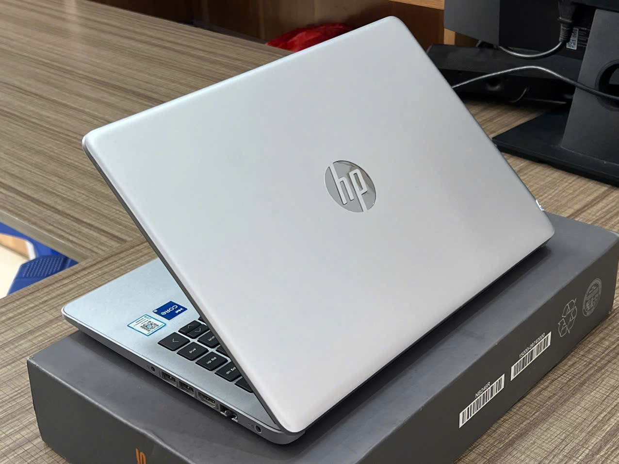 HP 240G8 Notebook máy mỏng nhẹ nhỏ nhắn, màu trắng đẹp xinh - Hình ảnh 2