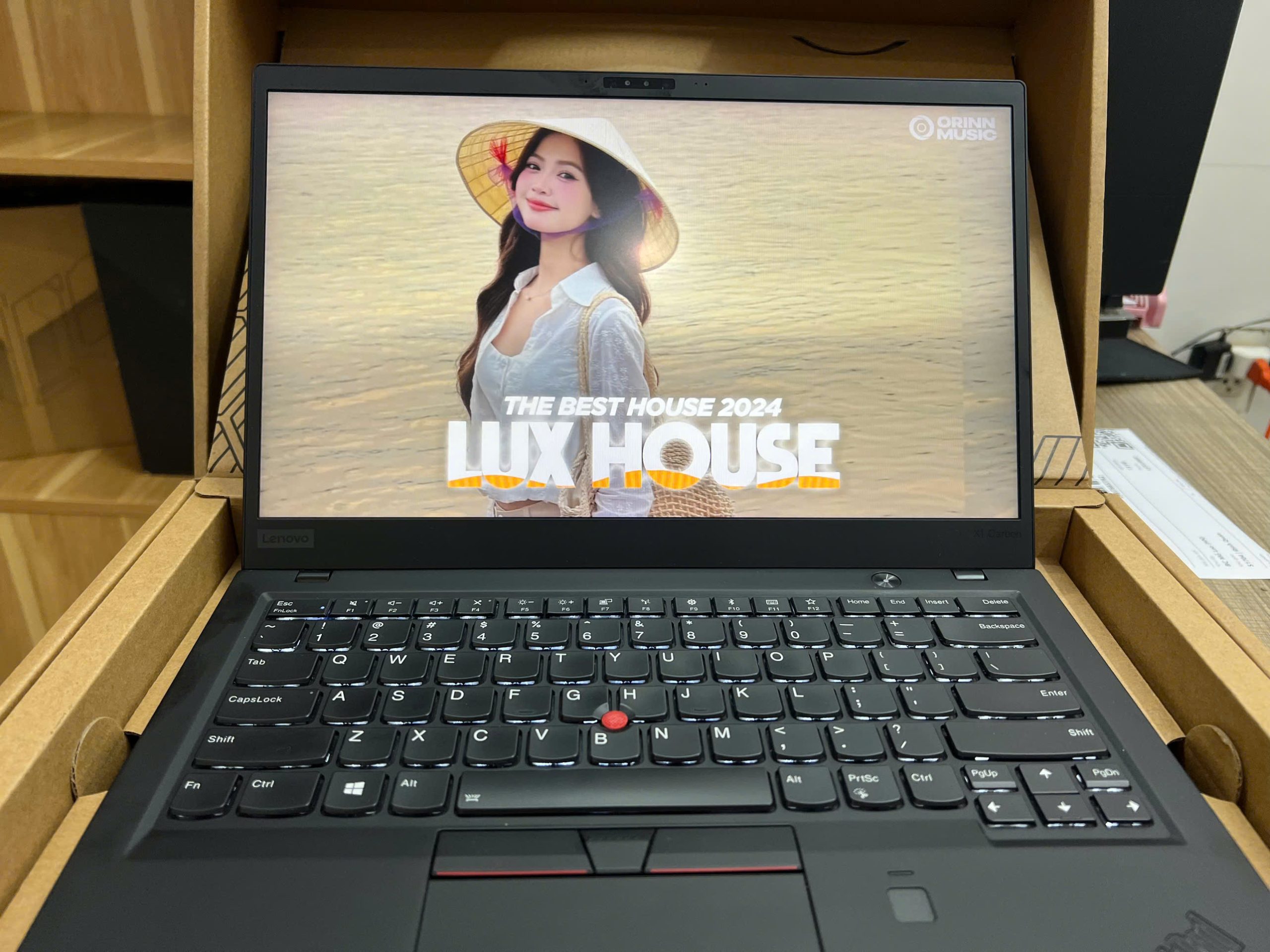 laptop Thinkpad X1 Carbon Gen 7 siêu bền bỉ, phím gõ mượt tay - Hình ảnh 2