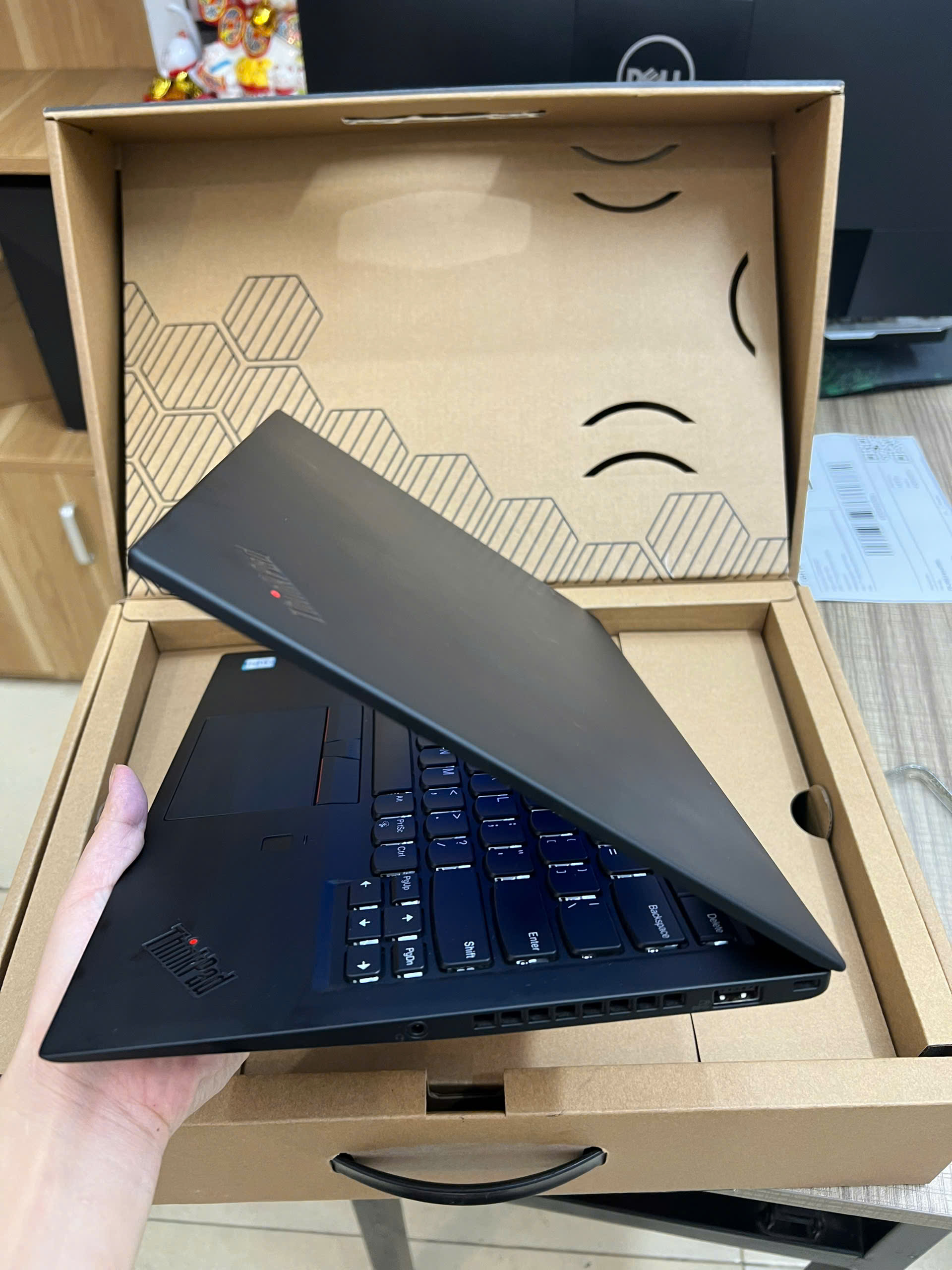 laptop Thinkpad X1 Carbon Gen 7 siêu bền bỉ, phím gõ mượt tay - Hình ảnh 7