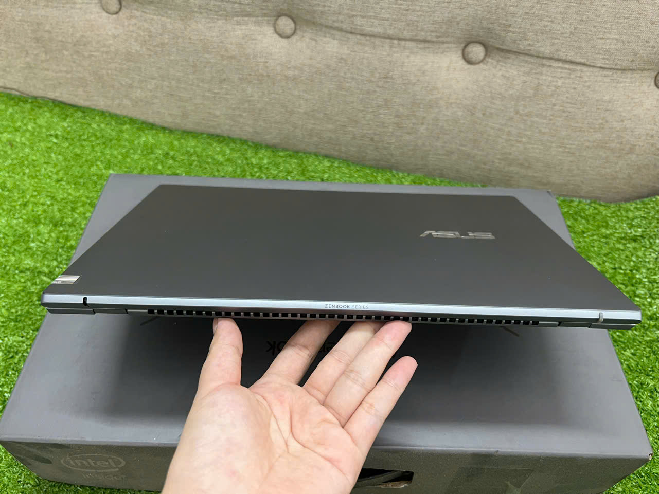 Asus ZenBook UX425UG_Q408UG Thiết kế sang chảnh nhỏ gọn vỏ nhôm nguyên khối chỉ nặng 1,2kg - Hình ảnh 2