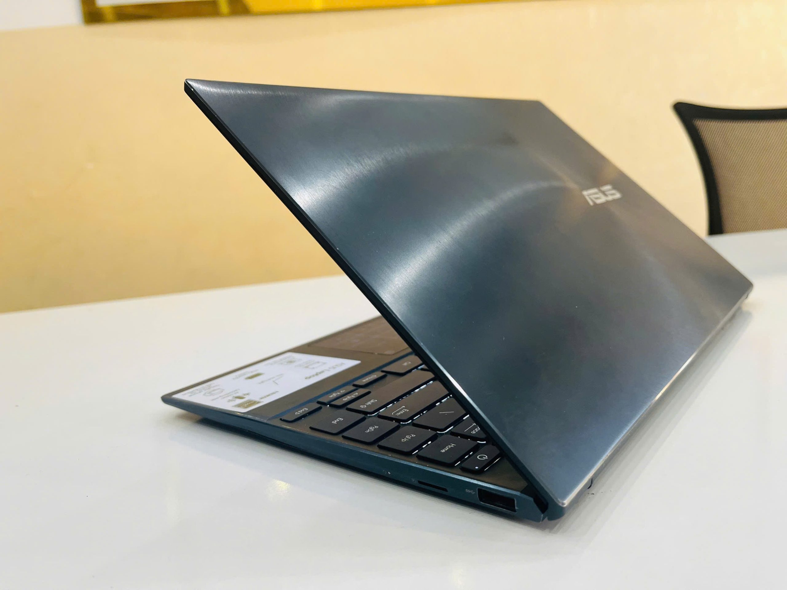 laptop Asus zenbook UX425EA vỏ nhôm nguyên khối - nhẹ chỉ 1kg thôi- chiếc laptop mỏng nhẹ nhất _Chip coi5-1135G7 - Hình ảnh 6