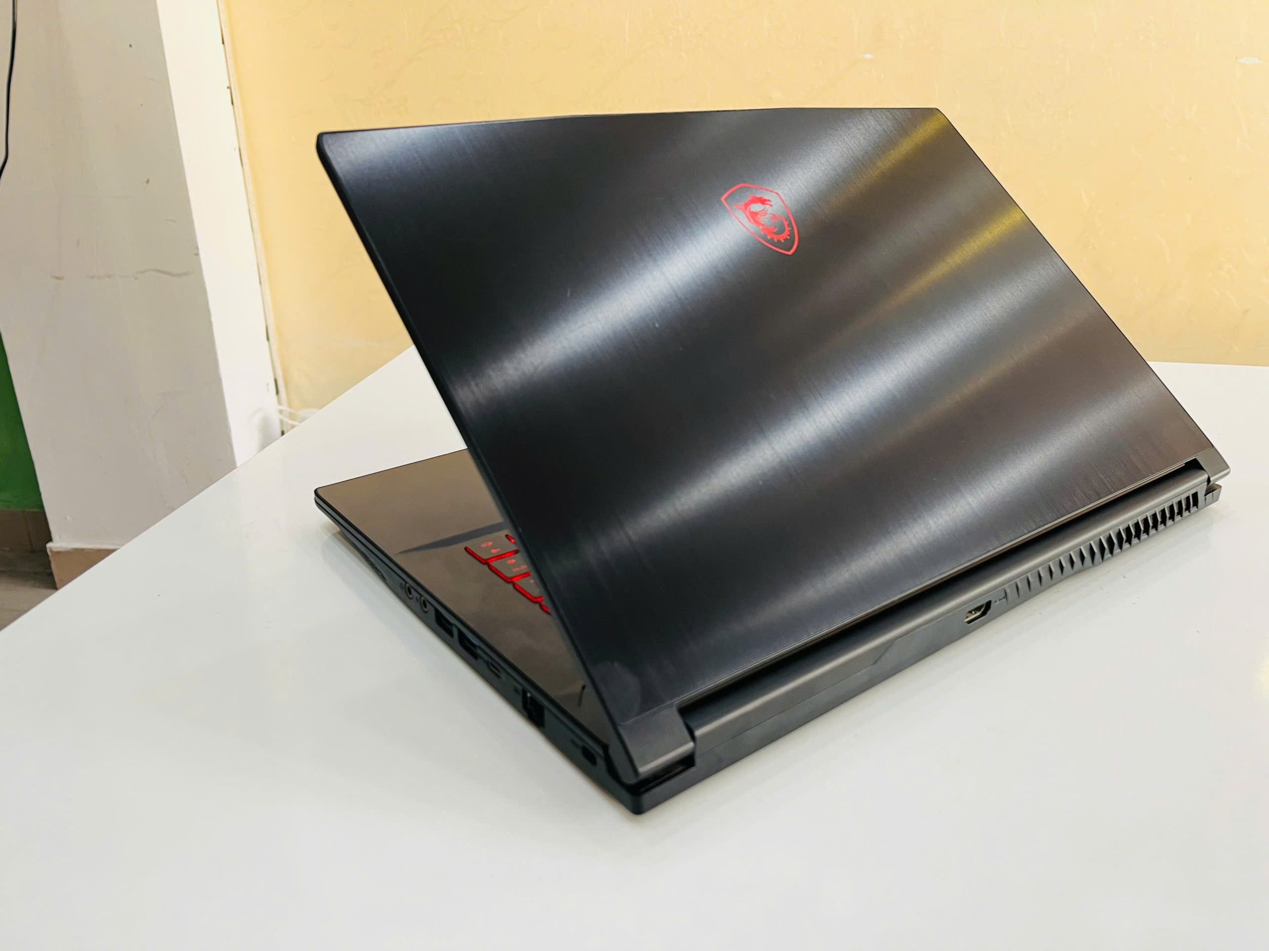 laptop Msi GF63 Thin 12UCX Gaming - Hình ảnh 2
