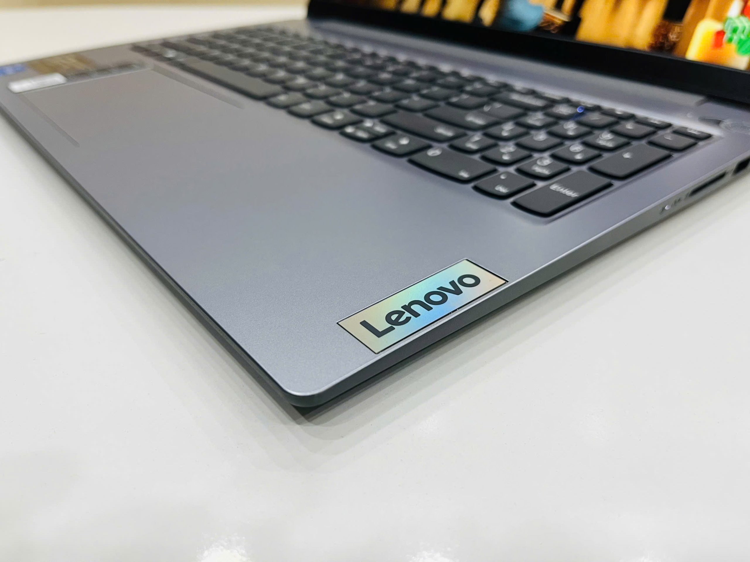 LENOVO Thinkboock 13s G 2ITL máy vỏ nhôm bền bỉ.