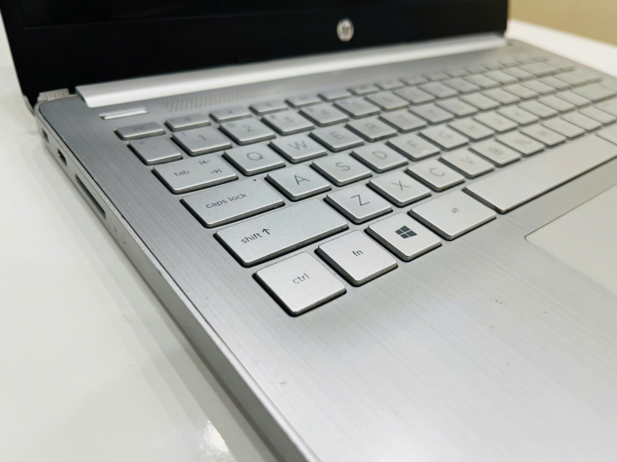 Hp Laptop 14s-cr2xxx màu trắng bạc. - Hình ảnh 4
