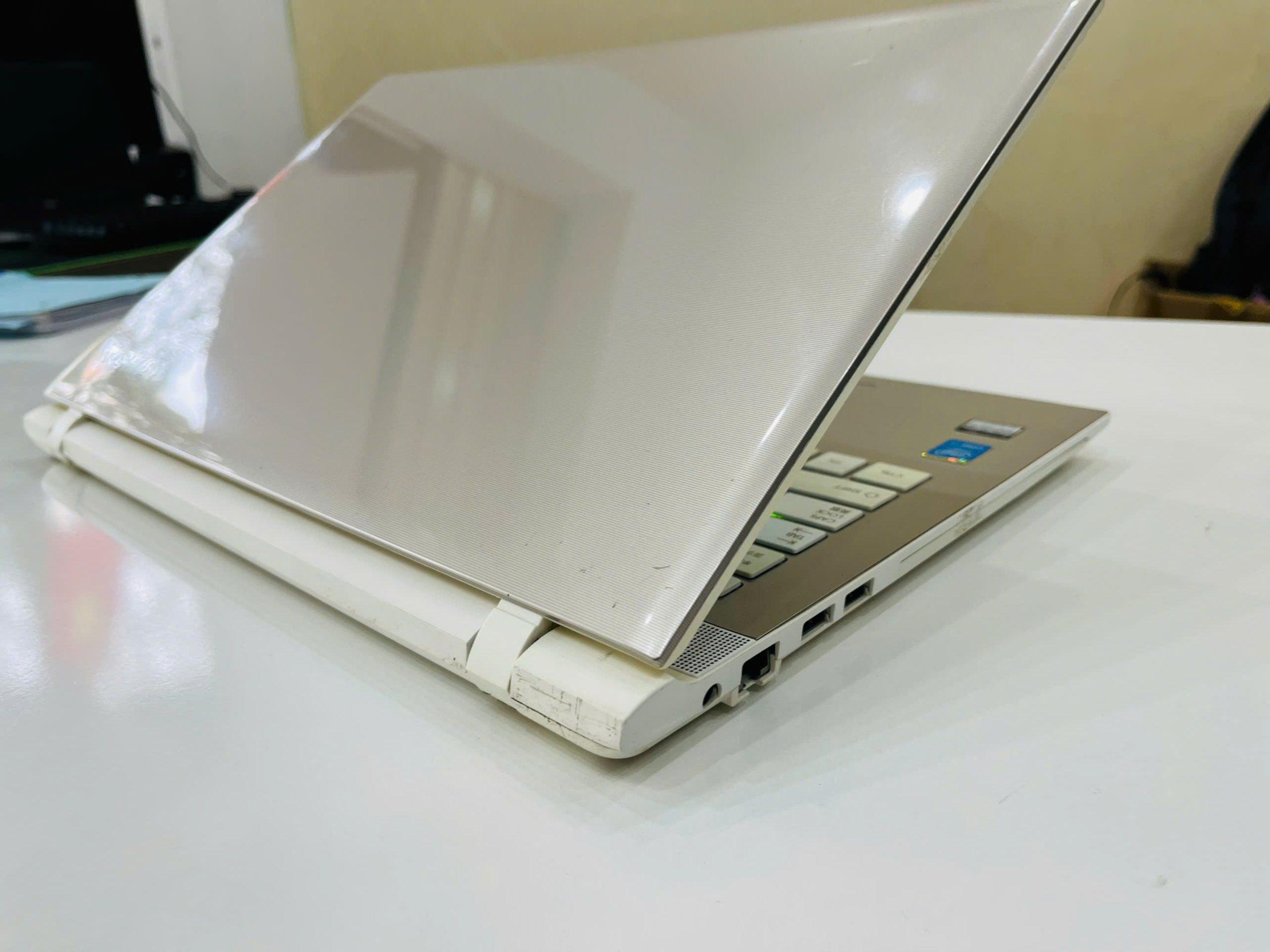 Toshiba dynabook AB55/RG - Hình ảnh 8