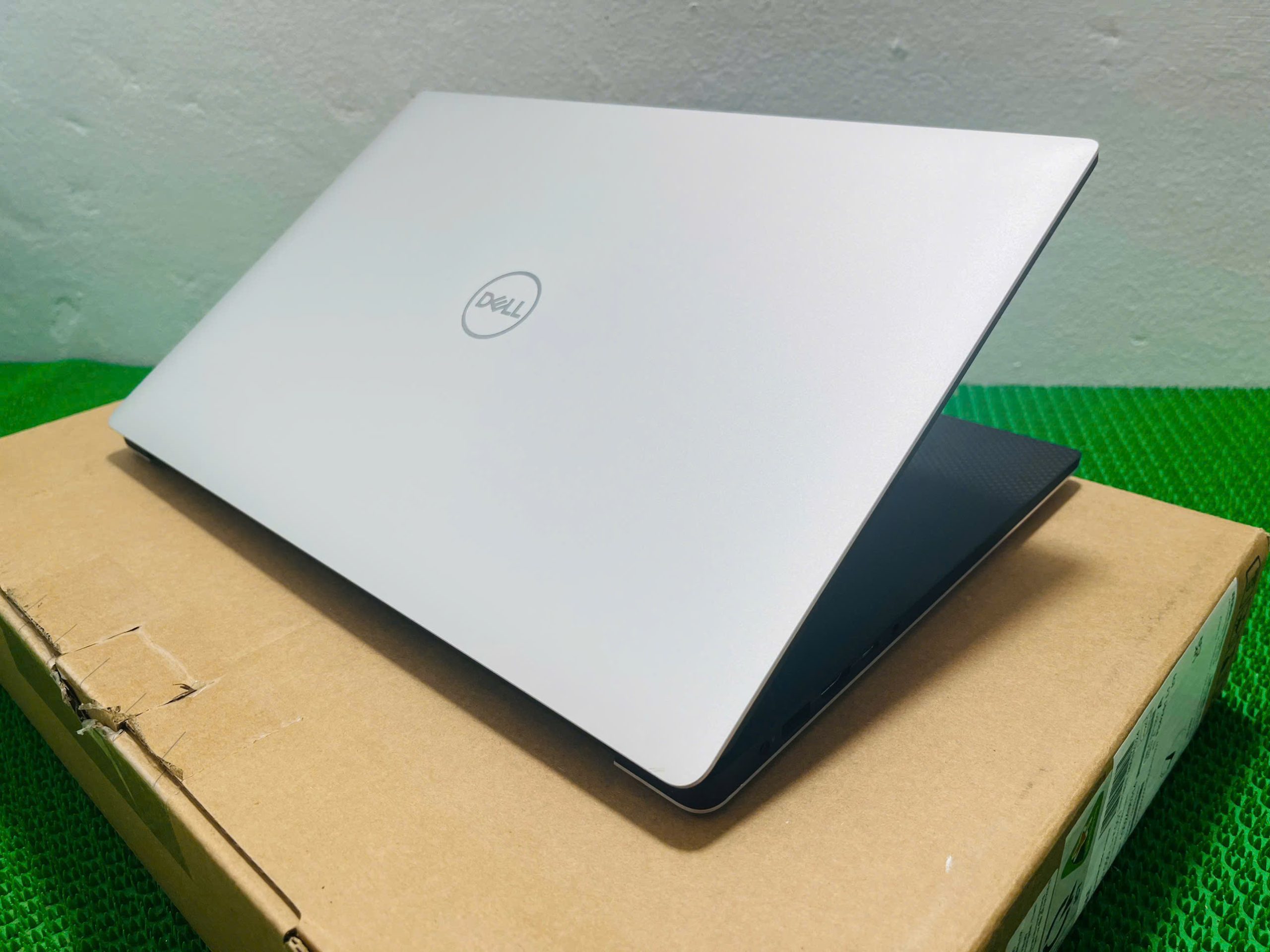 DELL XPS 15 9570 vỏ nhôm cao cấp,mỏng nhẹ - Hình ảnh 11